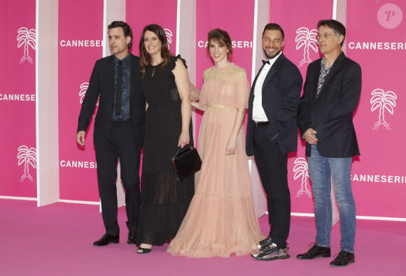 Nicolas Berger-Vachon, Anne Décis, Léa François, en longue robe tulle nude rebrodée aux épaules griffée Christophe Guillarmé, bijoux Elsa Lee Paris, et pochette Carmen Steffens,, Marwan Berreni et Serge Ladron de Guevara de "Plus Belle la Vie" au photocall lors de la 5ème saison du festival International des Séries "Canneseries" à Cannes, France, le 2 avril 2022. © Denis Guignebourg/Bestimage