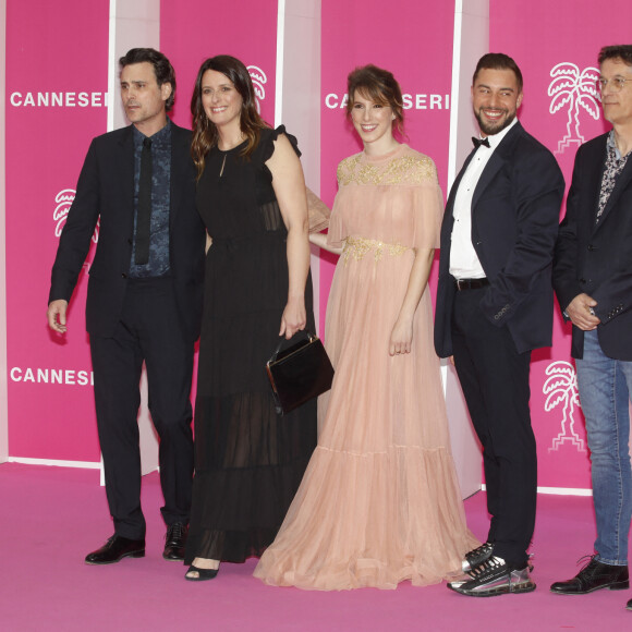 Nicolas Berger-Vachon, Anne Décis, Léa François, en longue robe tulle nude rebrodée aux épaules griffée Christophe Guillarmé, bijoux Elsa Lee Paris, et pochette Carmen Steffens,, Marwan Berreni et Serge Ladron de Guevara de "Plus Belle la Vie" au photocall lors de la 5ème saison du festival International des Séries "Canneseries" à Cannes, France, le 2 avril 2022. © Denis Guignebourg/Bestimage