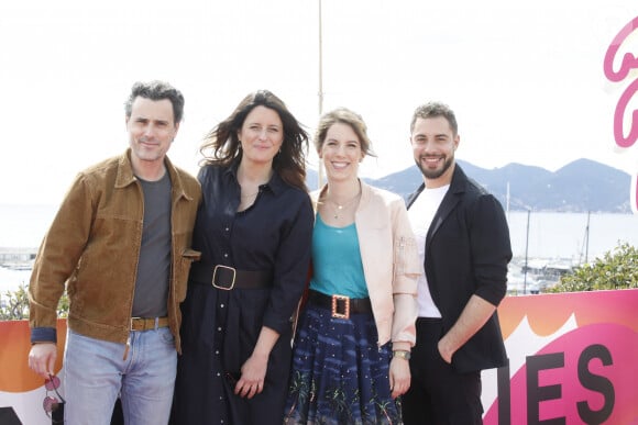 Nicolas Berger-Vachon, Anne Décis, Léa François et Marwan Berreni au photocall de la série "Plus belle la vie" lors de la 5ème saison du festival International des Séries "Canneseries" à Cannes, France, le 2 avril 2022. © Denis Guignebourg/Bestimage