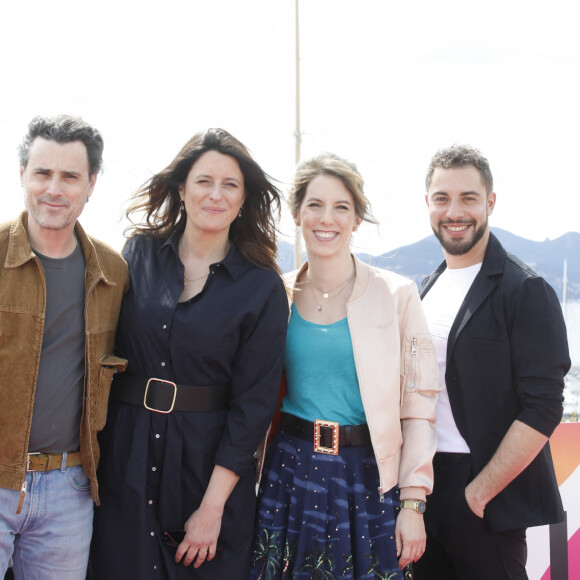 Nicolas Berger-Vachon, Anne Décis, Léa François et Marwan Berreni au photocall de la série "Plus belle la vie" lors de la 5ème saison du festival International des Séries "Canneseries" à Cannes, France, le 2 avril 2022. © Denis Guignebourg/Bestimage