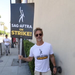 Brad Pitt participe à la grève des acteurs et des scénaristes (SAG-AFTRA) à Los Angeles, le 25 juillet 2023.