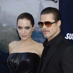 Après avoir vécu bien des déboires lors de son divorce avec Angelina Jolie, Brad Pitt respire dans les bras de la jeune Ines de Ramon.
Angelina Jolie et Brad Pitt - Première du film Maleficient à Los Angeles.