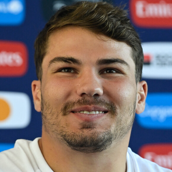 Les fans d'Antoine Dupont dégoûtés !
 
Antoine Dupont - Conférence de presse de l'équipe de France de Rugby à Paris. © Federico Pestellini / Panoramic / Bestimage