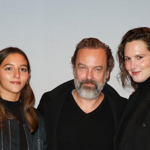 Patrick Mille était aux anges 
Patrick Mille entouré de sa compagne Justine Levy et de leur fille Suzanne Mille - Avant-première du film "Le petit blond de la Casbah" au cinéma Publicis à Paris. © Coadic Guirec / Bestimage