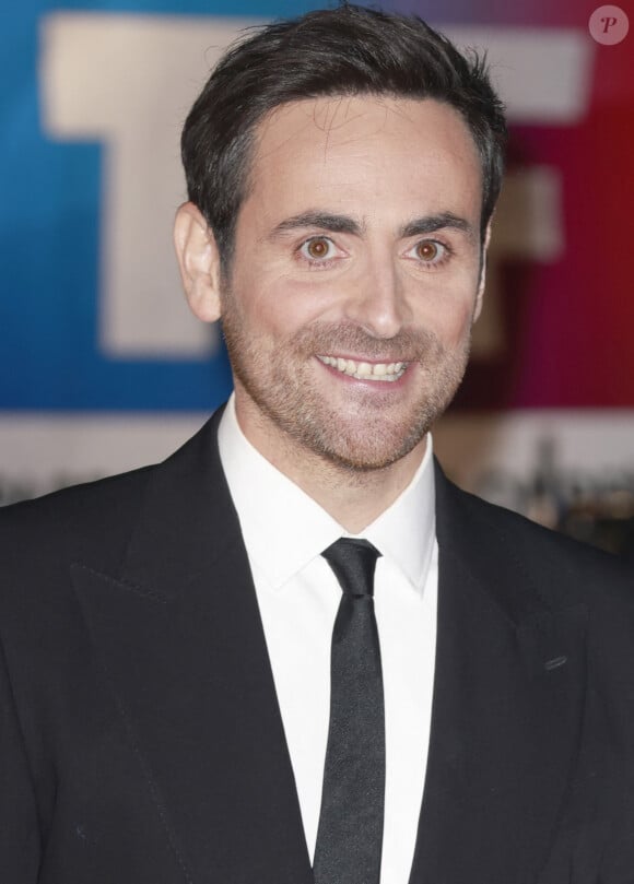 A noter que Camille Combal a déjà subi une greffe de la cornée du côté gauche de ses yeux.
Camille Combal au photocall de la 24ème édition des "NRJ Music Awards (NMA)" au Palais des Festivals à Cannes le 18 novembre 2022. © Christophe Aubert via Bestimage