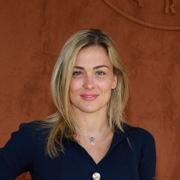 "J'ai eu une poussée de croissance de mon bébé", explique-t-elle 
Laure Boulleau au village lors des Internationaux de France de tennis de Roland Garros 2023, à Paris, France, le 4 juin 2023. © Cyril Moreau/Bestimage