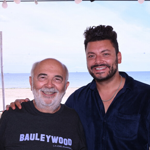 Gérard Jugnot et Kev Adams lors du Festival du Cinéma & Musique de Film à La Baule, France, le 30 juin 2023. © Rachid Bellak/Bestimage 