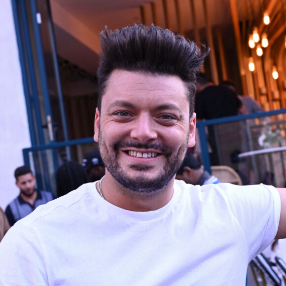 Exclusif - Kev Adams - Inauguration du restaurant du rappeur Black M, le "Merci Charles !" au 35 Bd Berthier 750017 à Paris le 8 juin 2023. © Rachid Bellak/Bestimage 