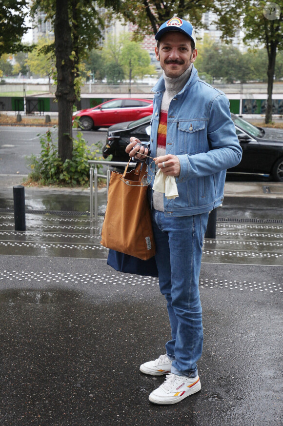 Exclusif - Vincent Dedienne arrive dans les studios de Radio France à Paris le 18 octobre 2023.