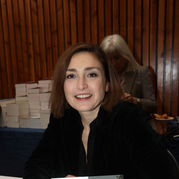 Même coupe mais couleur foncée pour l'artiste présente au salon du livre de Brive
Julie Gayet - 41ème Foire du Livre de Brive à La Halle Brassens le 12 novembre 2023. © Jean-Marc Lhomer/Bestimage