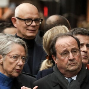 La première ministre, Elisabeth Borne et l'ancien président, François Hollande défilent derrière une banderole "Pour la République, contre l'antisémitisme" lors d'une marche contre l'antisémitisme à Paris, le 12 novembre 2023 © Stéphane Lemouton / Bestimage