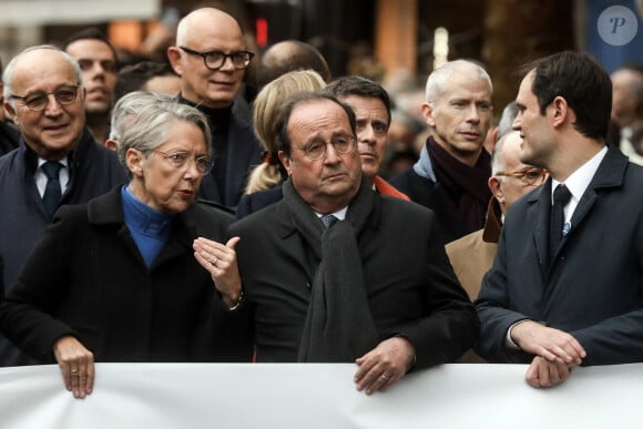 La première ministre, Elisabeth Borne et l'ancien président, François Hollande défilent derrière une banderole "Pour la République, contre l'antisémitisme" lors d'une marche contre l'antisémitisme à Paris, le 12 novembre 2023 © Stéphane Lemouton / Bestimage