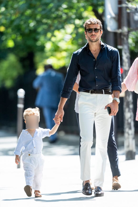 Hugo Philip et son fils Marlon - Caroline Receveur et Hugo Philip arrivent à la Mairie du 16ème arrondissement à Paris pour leur mariage, le 11 juillet 2020. @ BestImages