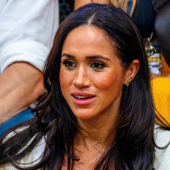 Le prince Harry, duc de Sussex et Meghan Markle, duchesse de Sussex, assistent au match de basket-ball en fauteuil roulant à la Merkur Spiel-Arena lors des Jeux Invictus à Düsseldorf (Allemagne), le 13 septembre 2023. 