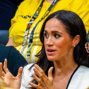 Le prince Harry, duc de Sussex et Meghan Markle, duchesse de Sussex, assistent au match de basket-ball en fauteuil roulant à la Merkur Spiel-Arena lors des Jeux Invictus à Düsseldorf (Allemagne), le 13 septembre 2023. 