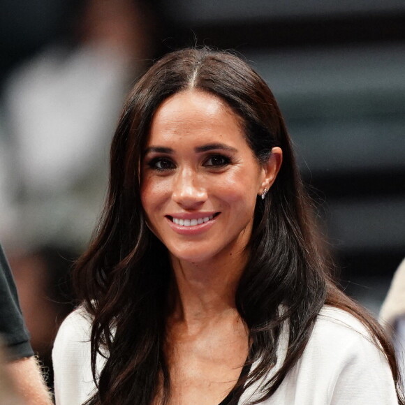 Meghan Markle a fait une sortie remarquée à Montecito.
Le prince Harry, duc de Sussex et Meghan Markle, duchesse de Sussex, assistent au match de basket-ball Junior à la Merkur Spiel-Arena lors des Jeux Invictus à Düsseldorf (Allemagne). 