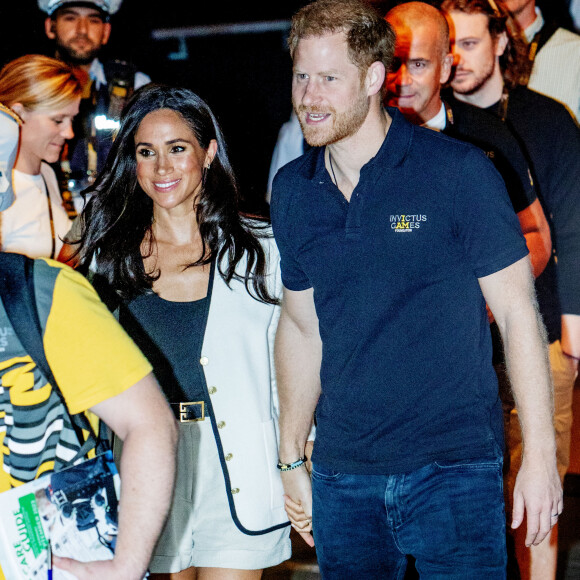 Dans lequel elle a dévoilé une silhouette très mince à nouveau. 
Le prince Harry, duc de Sussex et Meghan Markle, duchesse de Sussex, assistent au match de basket-ball en fauteuil roulant à la Merkur Spiel-Arena lors des Jeux Invictus à Düsseldorf (Allemagne), le 13 septembre 2023. 