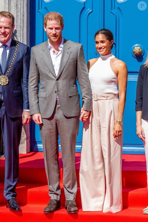 Et ils devaient être ravis de se retrouver ! 
Le prince Harry, duc de Sussex et Meghan Markle, duchesse de Sussex, arrivent à l'hôtel de ville pour l'événement Invictus Games Dusseldorf 2023 One Year to Go, à Düsseldorf, Allemagne, le 6 septembre 2022. 