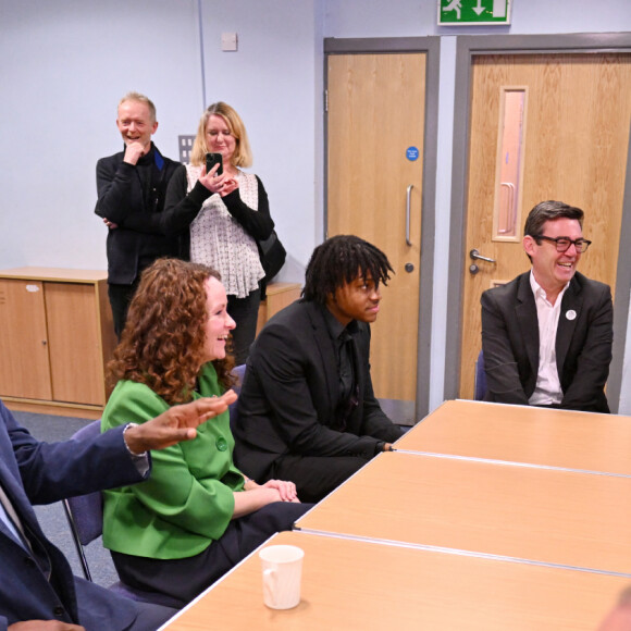 Le prince William, prince de Galles, lors de sa visite au Hideaway Youth Project à Manchester, le 16 novembre 2023. Cette visite marque le lancement du Royal Foundation Community Impact Project et en apprendre plus sur le travail de la Manchester Peace Together Alliance visant à réduire la violence parmi les jeunes. 