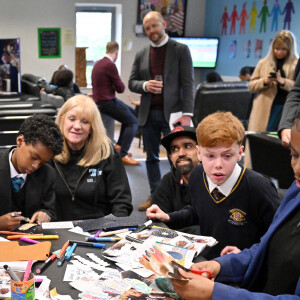 Le prince William, prince de Galles, lors de sa visite au Hideaway Youth Project à Manchester, le 16 novembre 2023. Cette visite marque le lancement du Royal Foundation Community Impact Project et en apprendre plus sur le travail de la Manchester Peace Together Alliance visant à réduire la violence parmi les jeunes. 