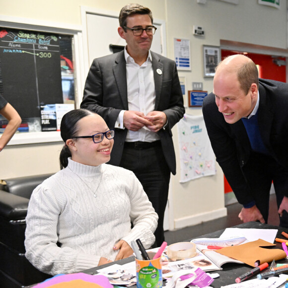 Le prince William, prince de Galles, lors de sa visite au Hideaway Youth Project à Manchester, le 16 novembre 2023. Cette visite marque le lancement du Royal Foundation Community Impact Project et en apprendre plus sur le travail de la Manchester Peace Together Alliance visant à réduire la violence parmi les jeunes. 