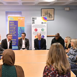 Il s'est entretenu avec le personnel des infrastructures et les enfants présents au sein de l'association
Le prince William, prince de Galles, lors de sa visite au Hideaway Youth Project à Manchester, le 16 novembre 2023. Cette visite marque le lancement du Royal Foundation Community Impact Project et en apprendre plus sur le travail de la Manchester Peace Together Alliance visant à réduire la violence parmi les jeunes. 