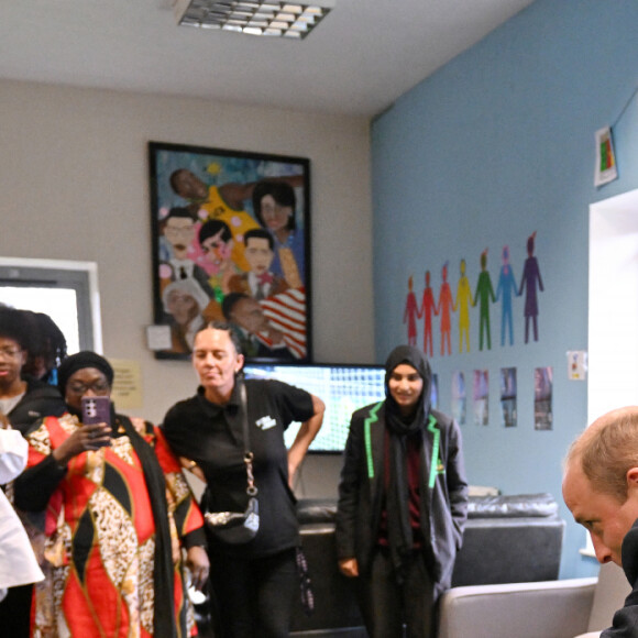 Le prince William, prince de Galles, lors de sa visite au Hideaway Youth Project à Manchester, le 16 novembre 2023. Cette visite marque le lancement du Royal Foundation Community Impact Project et en apprendre plus sur le travail de la Manchester Peace Together Alliance visant à réduire la violence parmi les jeunes. 