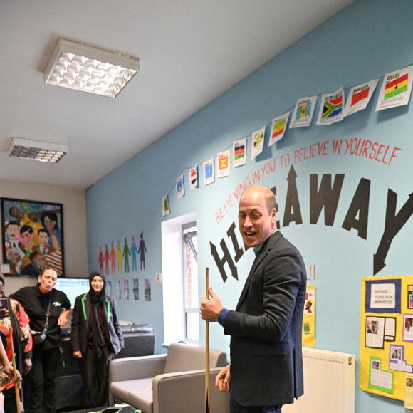 Le prince William, prince de Galles, lors de sa visite au Hideaway Youth Project à Manchester, le 16 novembre 2023. Cette visite marque le lancement du Royal Foundation Community Impact Project et en apprendre plus sur le travail de la Manchester Peace Together Alliance visant à réduire la violence parmi les jeunes. 