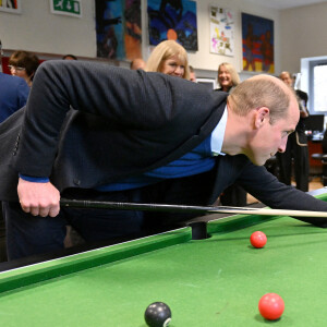 Raison pour laquelle il s'est offert une petite session de billard. Et il en a mis plein la vue à tout le monde. Dommage que Kate n'ait pas pu voir cela !
Le prince William, prince de Galles, lors de sa visite au Hideaway Youth Project à Manchester, le 16 novembre 2023. Cette visite marque le lancement du Royal Foundation Community Impact Project et en apprendre plus sur le travail de la Manchester Peace Together Alliance visant à réduire la violence parmi les jeunes. 