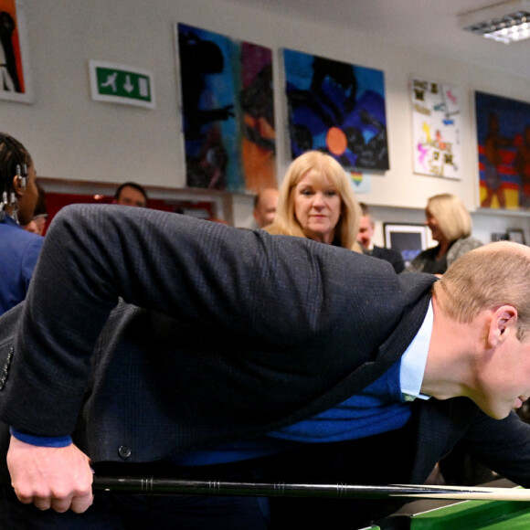 Le prince William, prince de Galles, lors de sa visite au Hideaway Youth Project à Manchester, le 16 novembre 2023. Cette visite marque le lancement du Royal Foundation Community Impact Project et en apprendre plus sur le travail de la Manchester Peace Together Alliance visant à réduire la violence parmi les jeunes. 