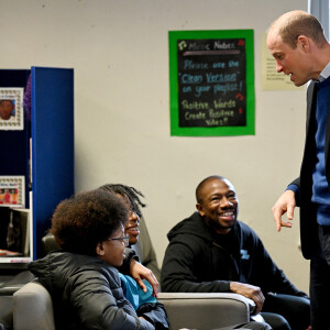 Le prince William, prince de Galles, lors de sa visite au Hideaway Youth Project à Manchester, le 16 novembre 2023. Cette visite marque le lancement du Royal Foundation Community Impact Project et pour en apprendre plus sur le travail de la Manchester Peace Together Alliance visant à réduire la violence parmi les jeunes. 