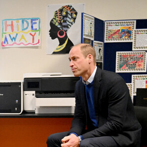 Le prince William, prince de Galles, lors de sa visite au Hideaway Youth Project à Manchester, le 16 novembre 2023. Cette visite marque le lancement du Royal Foundation Community Impact Project et pour en apprendre plus sur le travail de la Manchester Peace Together Alliance visant à réduire la violence parmi les jeunes. 