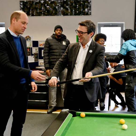 Et William joint toujours l'utile à l'agréable quand il en a l'occasion
Le prince William, prince de Galles, lors de sa visite au Hideaway Youth Project à Manchester, le 16 novembre 2023. Cette visite marque le lancement du Royal Foundation Community Impact Project et pour en apprendre plus sur le travail de la Manchester Peace Together Alliance visant à réduire la violence parmi les jeunes. 