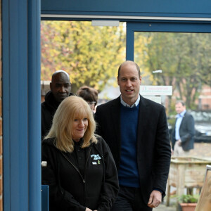 Le prince William, prince de Galles, lors de sa visite au Hideaway Youth Project à Manchester, le 16 novembre 2023. Cette visite marque le lancement du Royal Foundation Community Impact Project et pour en apprendre plus sur le travail de la Manchester Peace Together Alliance visant à réduire la violence parmi les jeunes. 