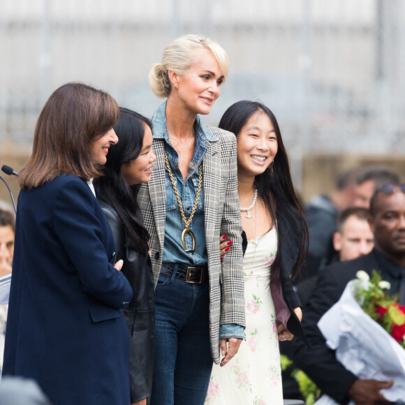 Anne Hidalgo, Maire de Paris, Laeticia Hallyday et ses filles Joy et Jade - Inauguration de l'esplanade "Johnny Hallyday" et de la statue "Quelque chose de ..." de l'artiste Bertrand Lavier sur le parvis de la salle de concert AccorHotels Arena Paris Bercy à Paris. Le 14 septembre 2021 