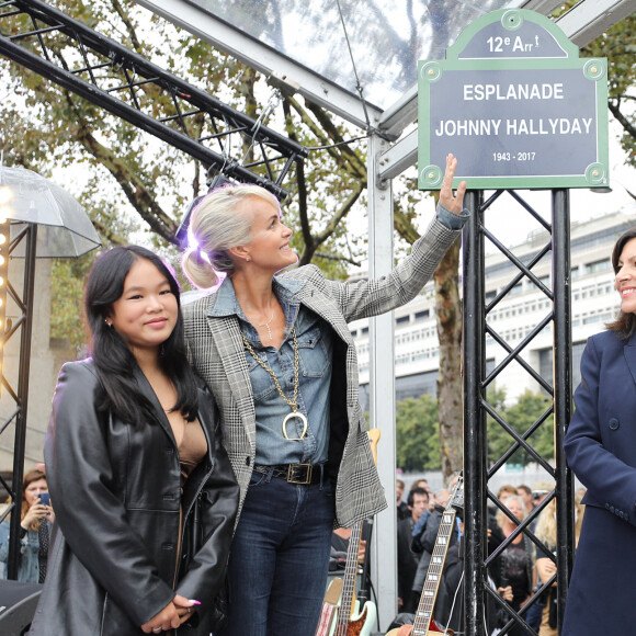 Exclusif - Anne Hidalgo, maire de Paris, Laeticia Hallyday et ses filles Jade et Joy -- Inauguration de l'esplanade "Johnny Hallyday" et de la statue "Quelque chose de ..." de l'artiste Bertrand Lavier sur le parvis de la salle de concert AccorHotels Arena Paris Bercy à Paris. Le 14 septembre 2021 © Borde-Jacovides-Moreau / Bestimage