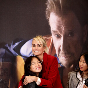 Laeticia Hallyday et ses filles Joy et Jade - Projection au Grand Rex à Paris des documentaires "Johnny USA" et "A nos promesses" à l'occasion de la Journée Spéciale Johnny, son rêve américain. Le 21 octobre 2020 © Jacovides-Moreau / Bestimage