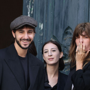 Marlowe (fils de Lou Doillon), Ben Attal, Charlotte Gainsbourg, Alice Attal, Lou Doillon, Roman de Kermadec (fils de Kate Barry) - Arrivées des célébrités aux obsèques de Jane Birkin en l'église Saint-Roch à Paris. Le 24 juillet 2023 © Jacovides-KD Niko / Bestimage