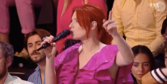 La prof de chant a même initié le public à son désormais mythique exercice de chant de la Star Academy, Hey Man.
Adeline Toniutti dans la "Star Academy" sur TF1