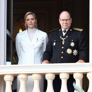 La princesse Charlene et le prince Albert II de Monaco - La famille princière de Monaco au balcon du palais lors de la Fête nationale monégasque à Monaco. Le 19 novembre 2019 © Dominique Jacovides / Bestimage 