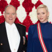 Charlene de Monaco : Bouche rouge et robe smoking face à Caroline de Monaco en robe décolletée et joli collier