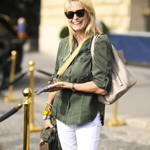 Exclusif - Estelle Lefébure à la sortie de l'hôtel Crillon à Paris, lors de la fashion week. Le 28 septembre 2023 