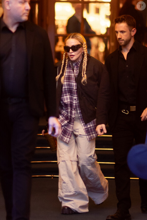 La chanteuse de 65 ans s'est rendue à quatre reprises à l'Accor Arena de Paris, les 12, 13, 19 et 20 novembre 2023.
Madonna quitte l'hôtel Ritz à Paris, dans le cadre de la tournée de son 40e anniversaire de carrière "Celebration Tour", le 19 novembre 2023. © Tiziano Da Silva / Bestimage