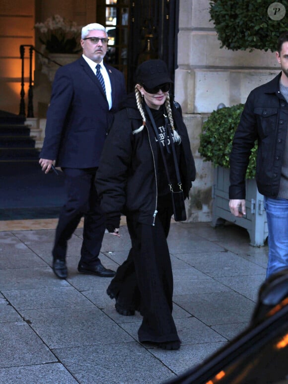 Madonna sort de son hôtel parisien pour se rendre à l'Accor Arena de Paris.