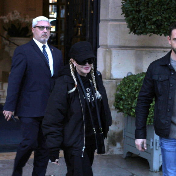 Madonna sort de son hôtel parisien pour se rendre à l'Accor Arena de Paris.