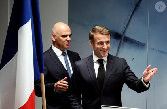 Emmanuel Macron et Alain Berset lors de leur visite du CERN (Organisation européenne pour la recherche nucléaire) de Genève le 16 novembre 2023 . © Dominique Jacovides/Bestimage