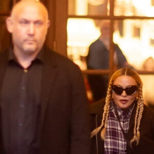 Madonna quitte l'hôtel Ritz à Paris, dans le cadre de la tournée de son 40ème anniversaire de carrière "Celebration Tour", le 19 novembre 2023. © Tiziano Da Silva / Bestimage  Madonna leaves the Ritz hotel in Paris, as part of her 40th career anniversary tour "Celebration Tour", on November 19, 2023.