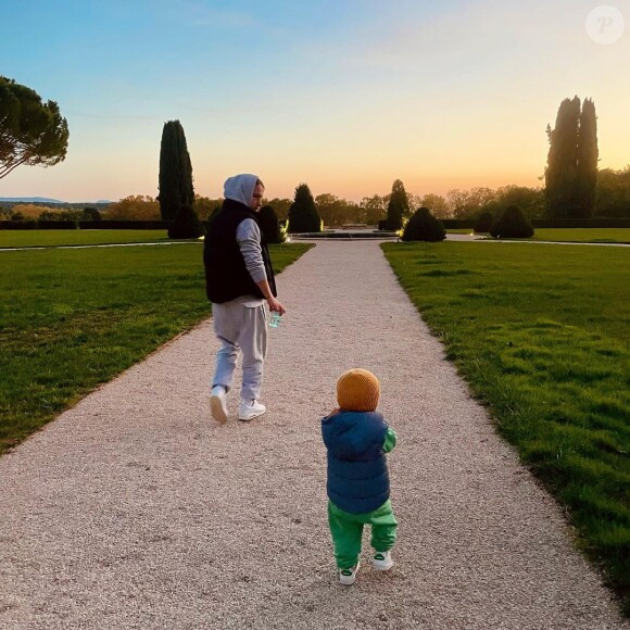 Un garçonnet de 2 ans et demi dont il ne dit rien de la maman
Julien Doré et son fils, 2 ans et demi