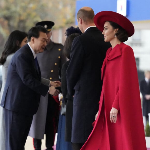 Le président de la Corée du Sud, Yoon Suk Yeol, Le prince William, prince de Galles, et Catherine (Kate) Middleton, princesse de Galles,- Cérémonie de bienvenue du président de la Corée du Sud à Horse Guards Parade à Londres, le 21 novembre 2023. 