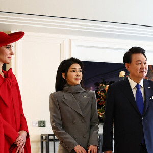 Le prince William, prince de Galles, et Catherine (Kate) Middleton, princesse de Galles accueillent le président de la Corée du Sud Yoon Suk Yeol et sa femme Kim Keon Hee dans leur hôtel du centre de Londres, le premier jour de leur visite d'État au Royaume-Uni, le 21 novembre 2023. 